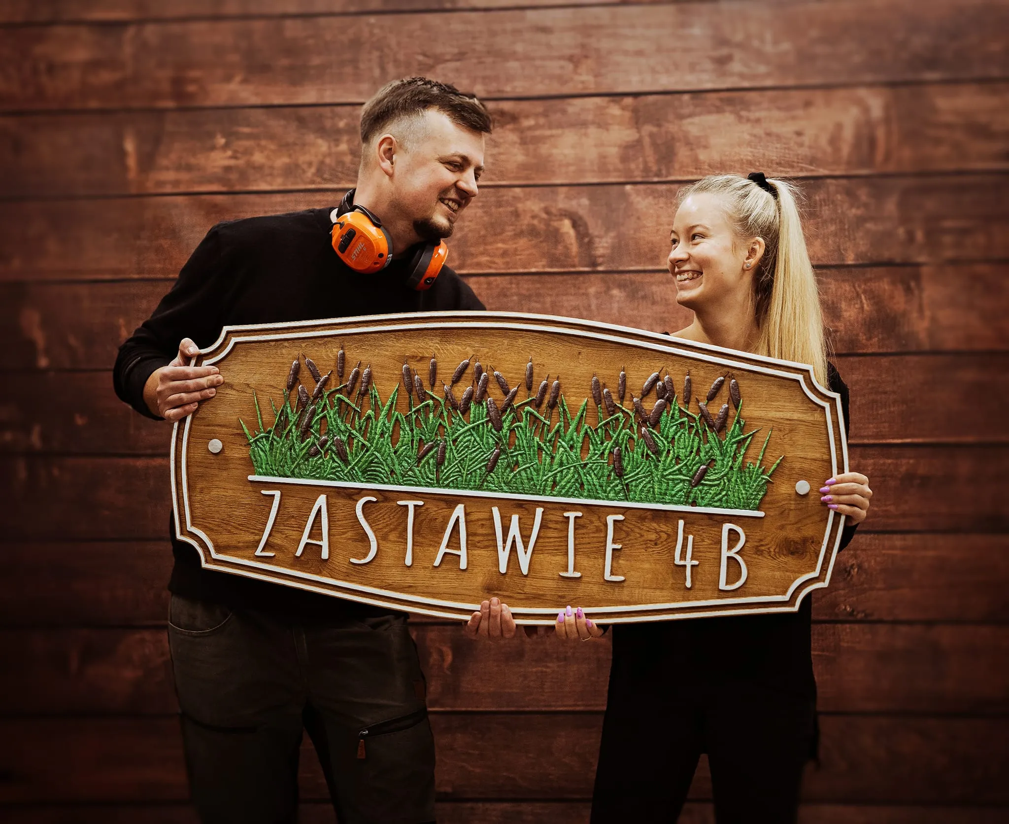 Zdjęcie przedstawiające Marcin Banach z gotowym szyldem