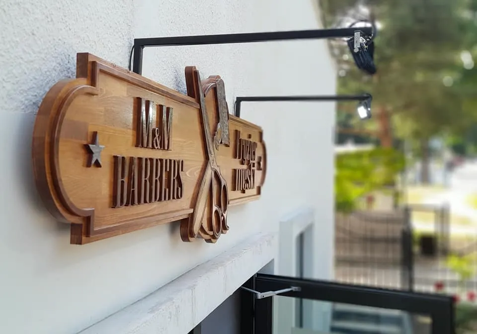 Zdjęcie przedstawiające szyld równoległy