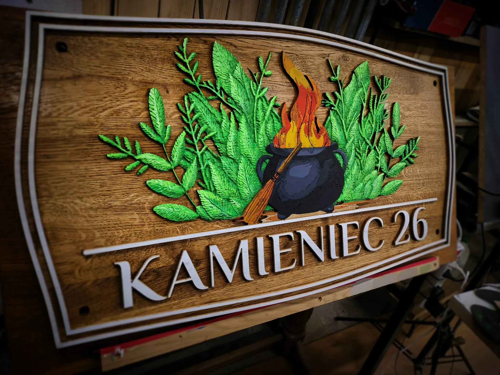 Zdjęcie przedstawiające drewniany szyld
