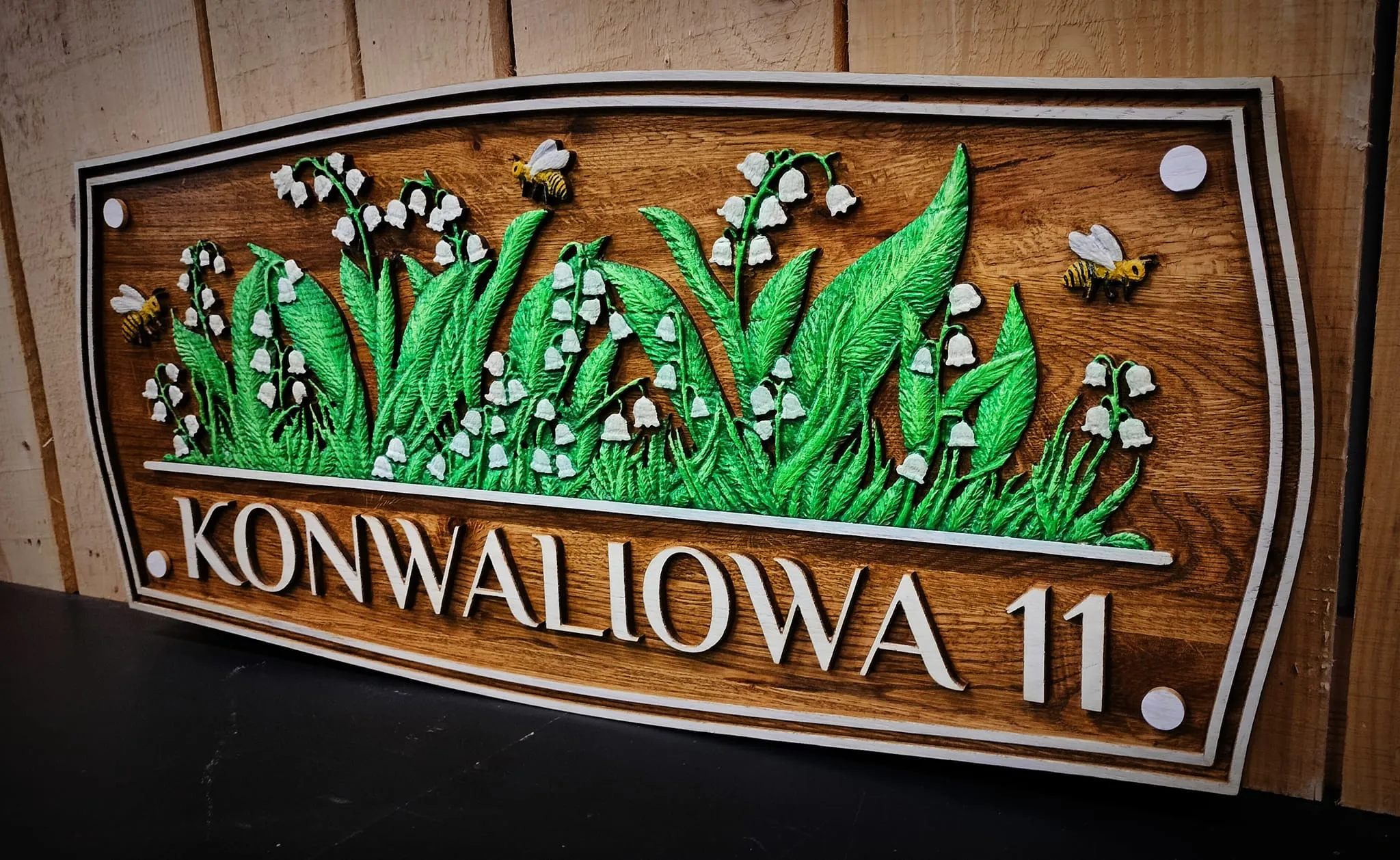 Zdjęcie przedstawiające drewniany szyld