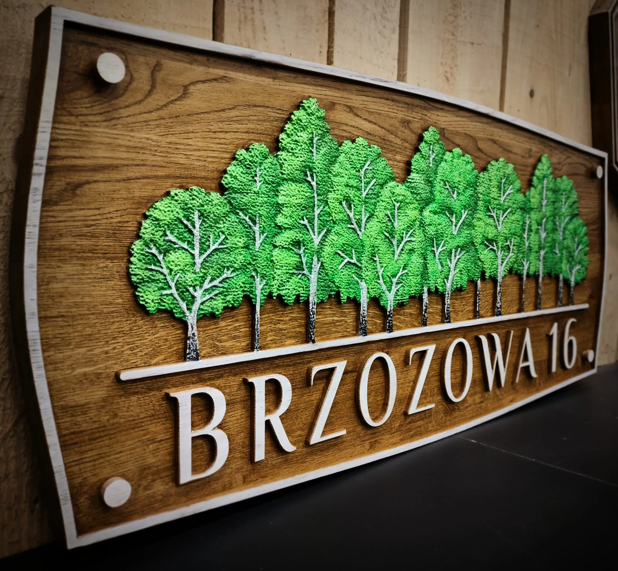 Zdjęcie przedstawiające drewniany szyld