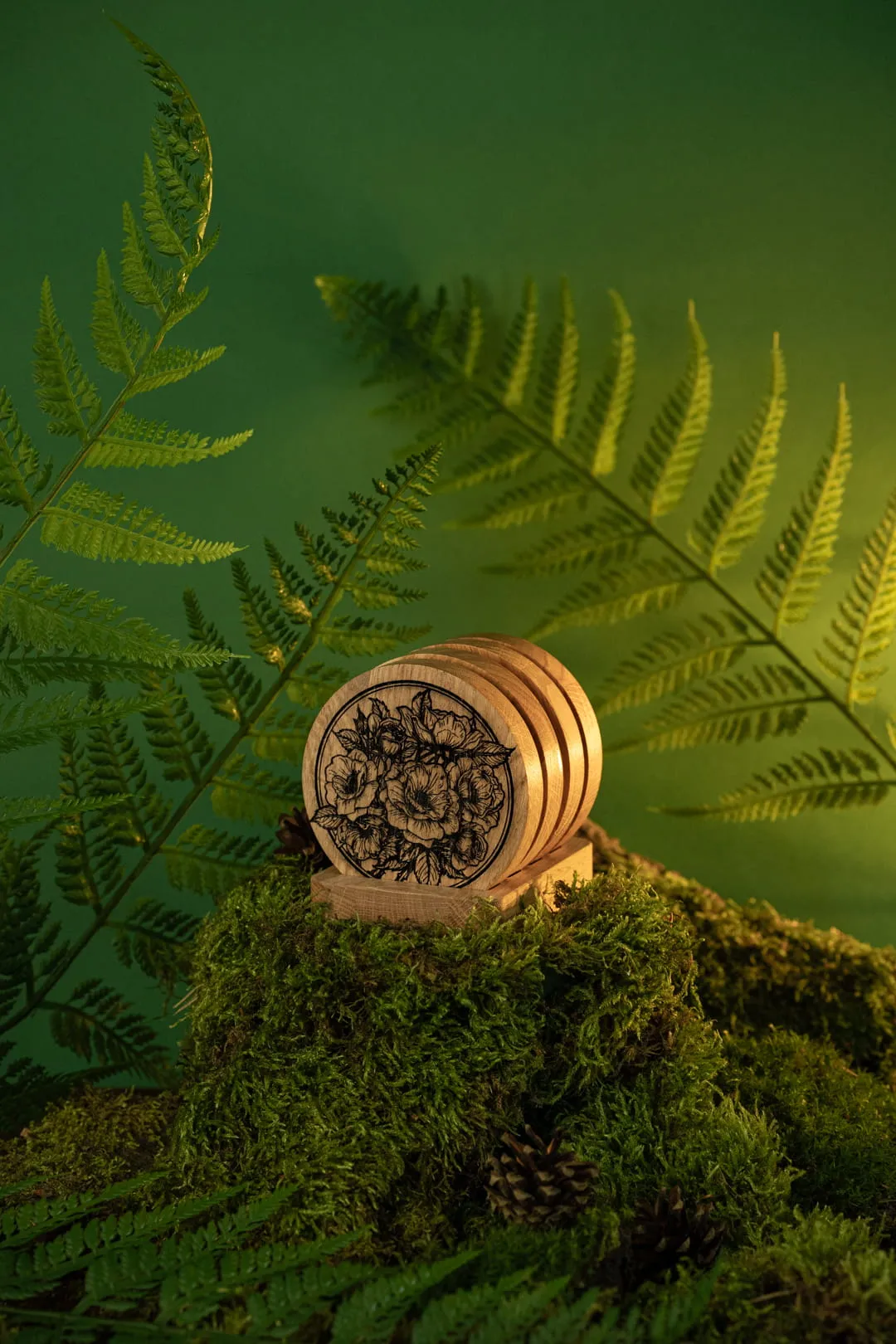 Zdjęcie przedstawiające drewniane podkładki pod kubek