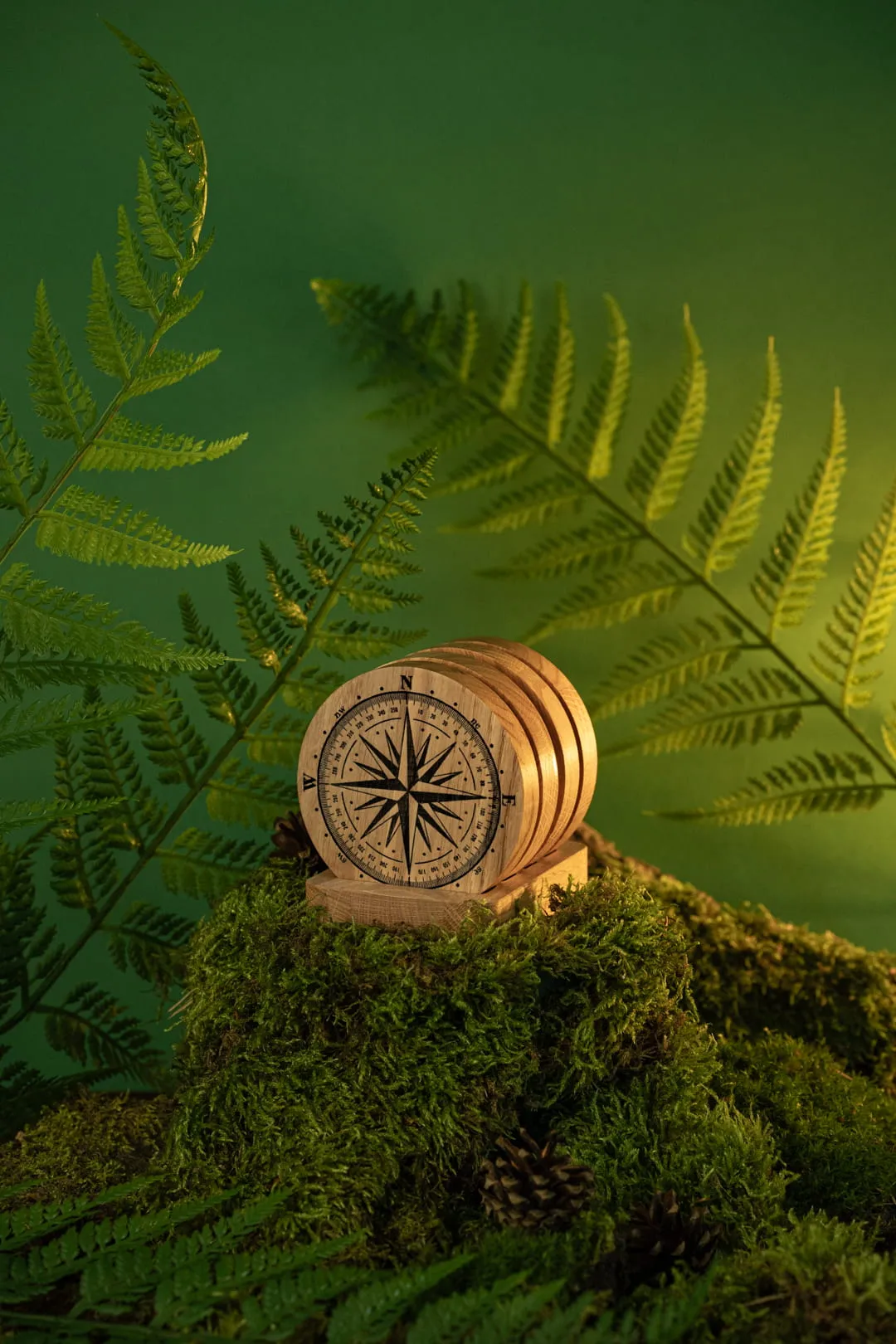 Zdjęcie przedstawiające drewniane podkładki pod kubek