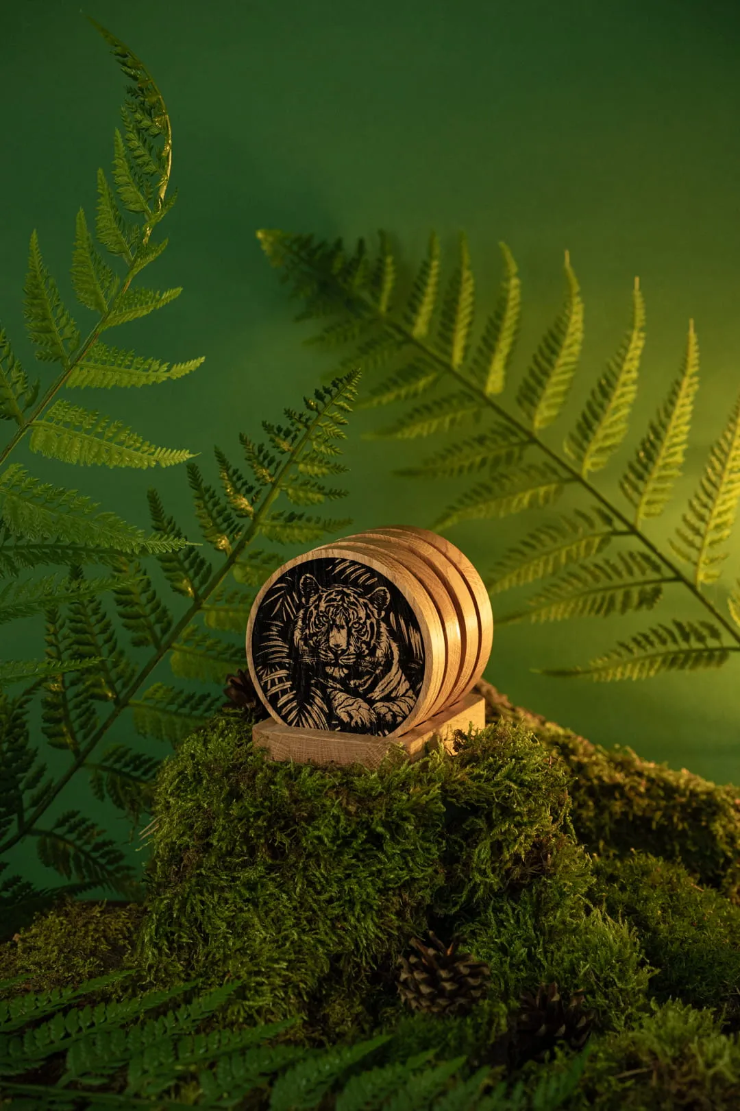 Zdjęcie przedstawiające drewniane podkładki pod kubek